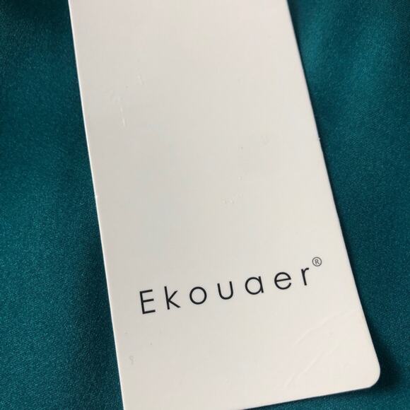 Green silky cami by Ekouaer medium - Picture 6 of 8